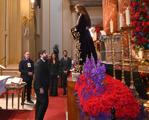 López Miras, durante el tradicional beso del Cristo del Rescate, celebrado cada primer viernes de marzo en la iglesia de San Juan Bautista...