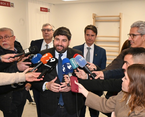 López Miras anuncia la ampliación de la vacunación contra el papiloma humano a los institutos para llegar a los hombres nacidos en 2008 y 2010