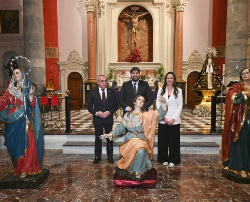 López Miras entrega a la Hermandad del Perdón de Murcia las imágenes del Paso del Calvario restauradas por la Comunidad
