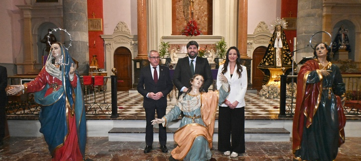 López Miras entrega a la Hermandad del Perdón de Murcia las imágenes del Paso del Calvario restauradas por la Comunidad