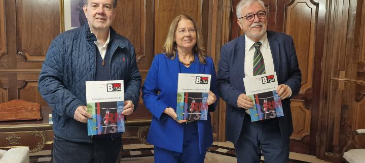 La presidenta de la Asamblea Regional de Murcia, Visitación Martínez, recibe de manos del CEMOP el Barómetro de Invierno 2025/26