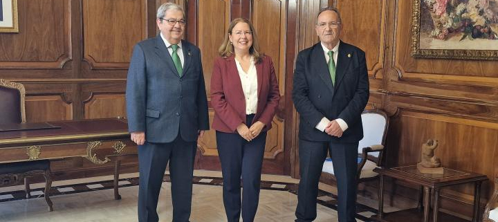 La presidenta de la Asamblea Regional de Murcia, Visitación Martínez, acompañada del presidente y secretario general de la Academia de Ciencias Veterinarias de la Región de Murcia, Cándido Gutiérrez Panizo y Antonio Rouco Yáñez