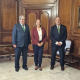 La presidenta de la Asamblea Regional de Murcia, Visitación Martínez, acompañada del presidente y secretario general de la Academia de Ciencias Veterinarias de la Región de Murcia, Cándido Gutiérrez Panizo y Antonio Rouco Yáñez