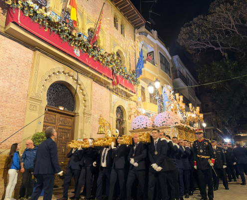 La Virgen de los Dolores recorre las calles ante el fervor de todo su pueblo