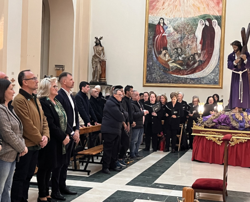 El Paso Morado celebra su tradicional beso al Nazareno