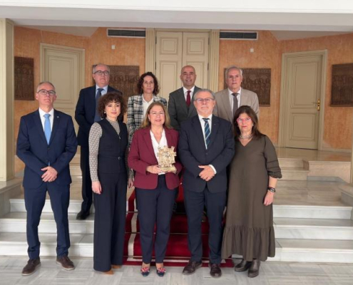 La presidenta de la Asamblea Regional de Murcia, Visitación Martínez, con la Junta Directiva del Colegio Oficial de Graduados Sociales de Murcia