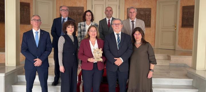 La presidenta de la Asamblea Regional de Murcia, Visitación Martínez, con la Junta Directiva del Colegio Oficial de Graduados Sociales de Murcia