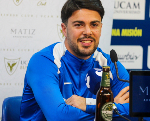 El jugador universitario Alvarito hablando en conferencia de prensa