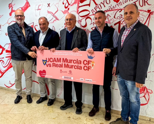 Foto de familia con los beneficios obtenidos de la Fiesta Benéfica