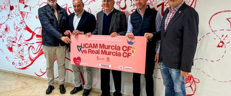 Foto de familia con los beneficios obtenidos de la Fiesta Benéfica