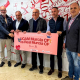 Foto de familia con los beneficios obtenidos de la Fiesta Benéfica