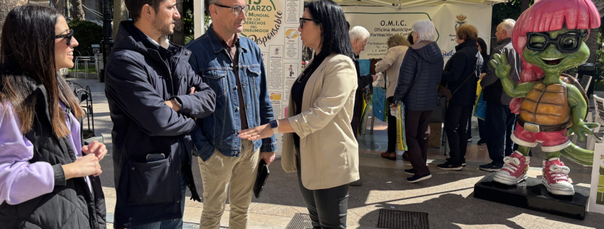 La Plaza de España acoge un stand informativo sobre consumo responsable