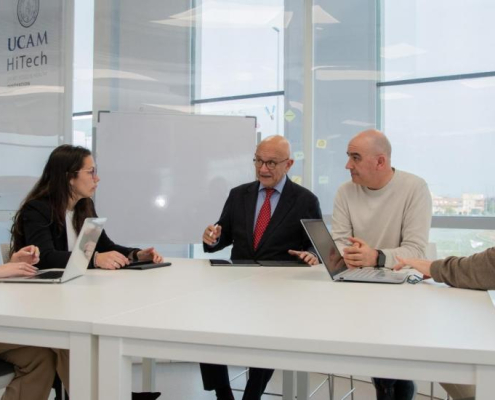 En el centro de la imagen, el Dr. José Viña, director de la Cátedra de Gerociencias de la UCAM, y Francisco Javier López Román, catedrático de fisiología, junto a investigadores del campo de las discapacidades cognitivas, de la UCAM HiTech.