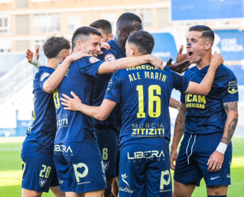 Celebración del equipo tras la victoria ante el Recreativo de Huelva