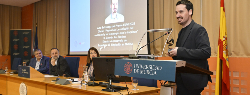 La Facultad de Informática entrega el Premio FIUM a Germán Ros y destaca su liderazgo internacional en IA física