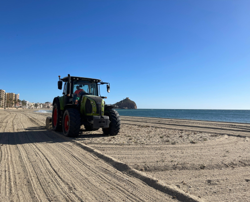 Águilas prepara sus playas para Semana Santa con un dispositivo especial de limpieza