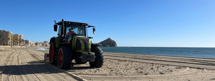Águilas prepara sus playas para Semana Santa con un dispositivo especial de limpieza