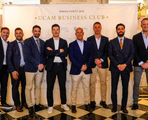 Representantes de la UCAM y clubes deportivos con miembros de la Fundación UAPO