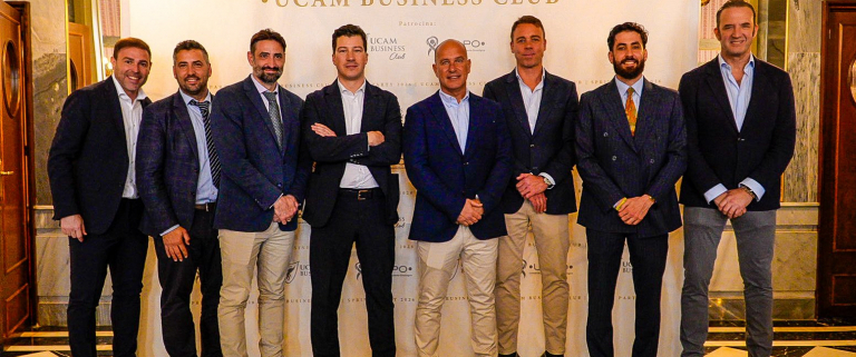 Representantes de la UCAM y clubes deportivos con miembros de la Fundación UAPO