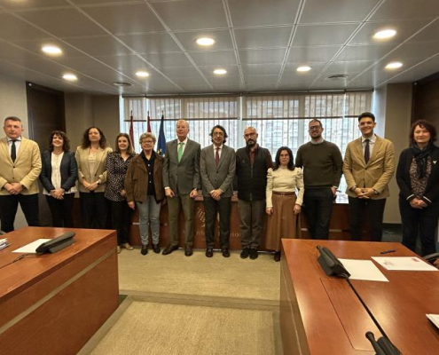 El presidente de la Asociación de Familias de Acogida de la Región de Murcia (AFAMU), Federico Padial Yedra, con los miembros de la Comisión Especial de Estudio sobre Infancia y Adolescencia