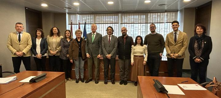 El presidente de la Asociación de Familias de Acogida de la Región de Murcia (AFAMU), Federico Padial Yedra, con los miembros de la Comisión Especial de Estudio sobre Infancia y Adolescencia