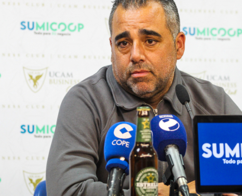 conferencia de prensa del entrenador Germán Crespo