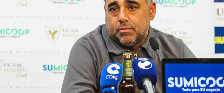 conferencia de prensa del entrenador Germán Crespo