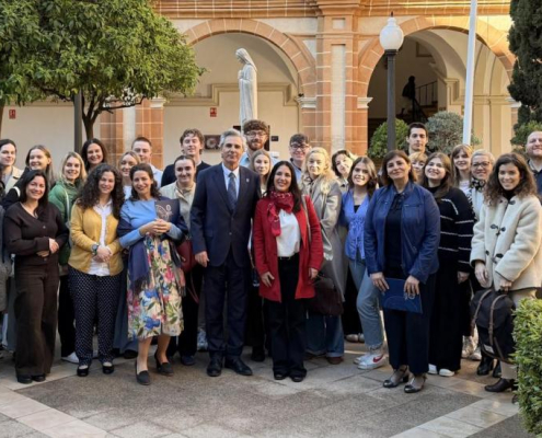 Participantes del Programa Intensivo Semipresencial (BIP), durante la recepción organizada en la UCAM.