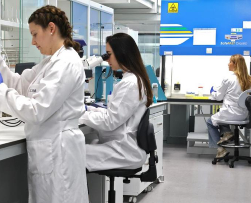 Investigadores de la UCAM en uno de los laboratorios de la institución