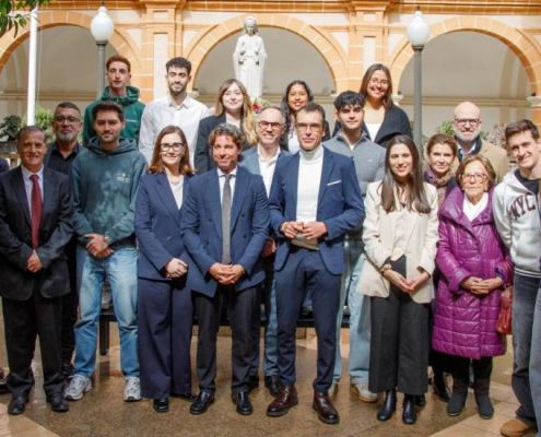 Alumnos de la UCAM seleccionados para esta edición del programa “Generación Talento”, con el director general de la Fundación Princesa de Girona, el director de UCAM HiTech, el director general de Deportes del CARM, el campeón de España de gimnasia rítmica, Eneko Lambea; la especialista en medicina de la actividad física y el deporte, Antonia Lizárraga, así como otros representantes de ambas instituciones y del empresariado regional.