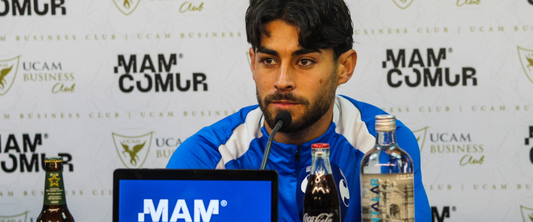 Conferencia de prensa del jugador Soto en la sala de prensa del estadio Heredia 21 La Condomina