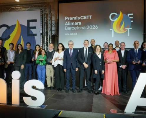 Foto de los premiados, entre ellos Ginesa Martínez del Vas, directora de la Cátedra y vicedecana del Grado en Turismo y Gestión de Empresas Turísticas de la UCAM y Miguel Puig-Cabrera, profesor de la Universidad de Sevilla, ambos autores junto a otros profesionales.