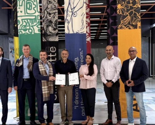 Representantes de la UCAM y JAIN University tras la firma del convenio en el campus de Bangalore.