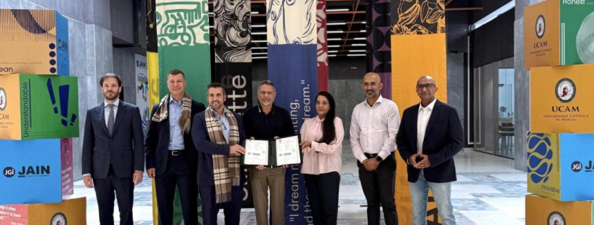 Representantes de la UCAM y JAIN University tras la firma del convenio en el campus de Bangalore.