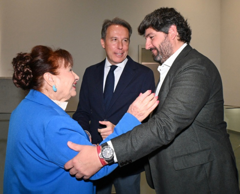 El presidente López Miras y el alcalde de Lorca, Fulgencio Gil, han participado hoy en un encuentro con los beneficiarios del programa “Cercanos” de...