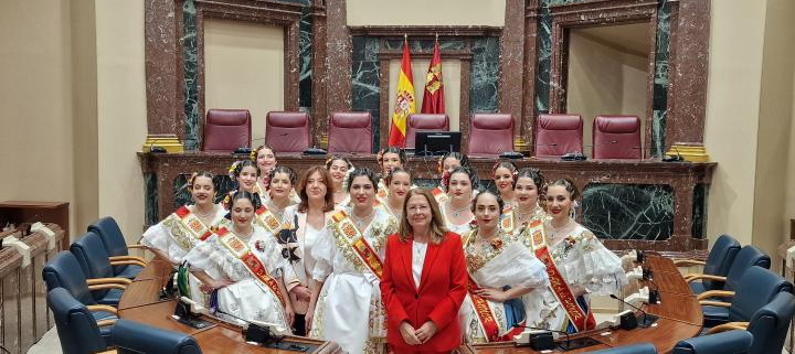 La Reina de Huerta y su Corte de Honor visitan la Asamblea Regional