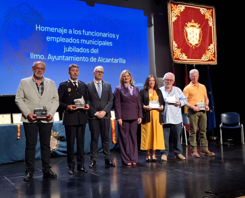 El Ayuntamiento rinde homenaje a los funcionarios jubilados, empleados ejemplares y policías locales en el día de sus empleadores