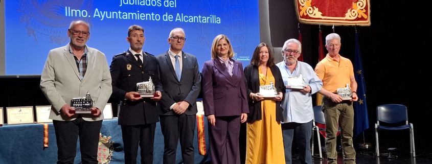 El Ayuntamiento rinde homenaje a los funcionarios jubilados, empleados ejemplares y policías locales en el día de sus empleadores