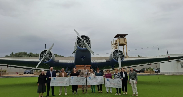 Las cuatro asociaciones beneficiarias de la Carrera Base Aérea de Alcantarilla reciben sus cheques