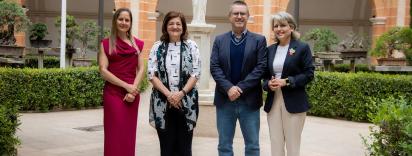 Los investigadores acompañados por el presidente de la UCAM y su vicerrector de Investigación.