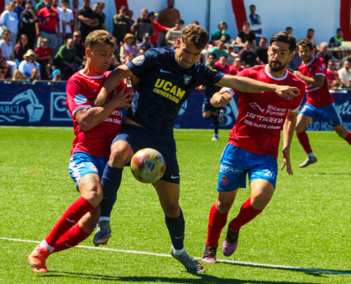Sergi Baldrich pelea acción ante Deportiva Minera