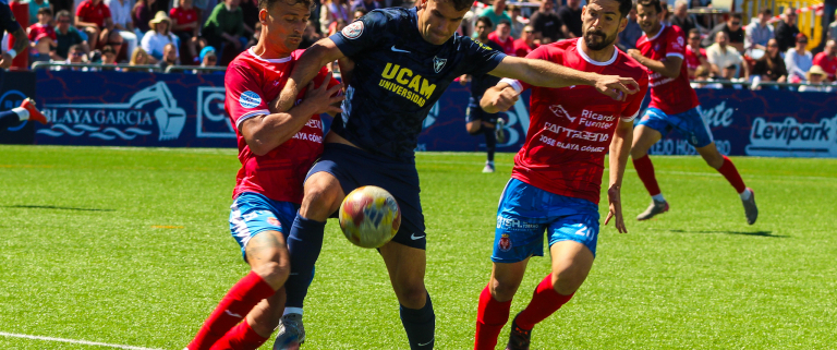 Sergi Baldrich pelea acción ante Deportiva Minera