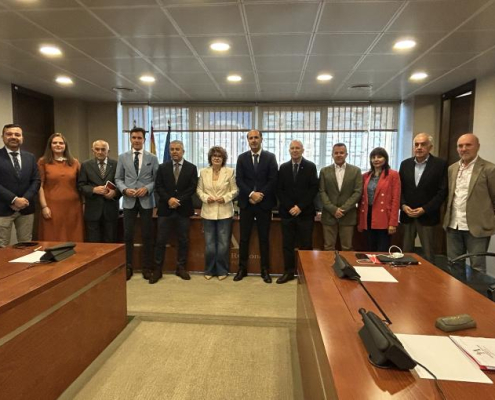 El presidente de la CGR Riegos Levante Margen Izquierda del Segura, Roque Luis Bru Bonet, con los miembros de la Comisión Especial de Estudio sobre la situación del trasvase Tajo-Segura