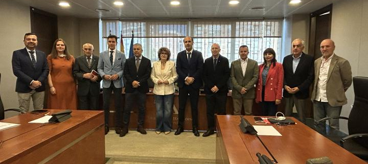 El presidente de la CGR Riegos Levante Margen Izquierda del Segura, Roque Luis Bru Bonet, con los miembros de la Comisión Especial de Estudio sobre la situación del trasvase Tajo-Segura