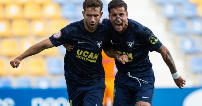 Celebración de Sergi Baldrich y Aquino en el estadio Heredia 21 La Condomina