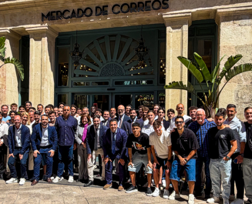 Todos los miembros del primer equipo y la junta directiva con el presidente en el mercado de Correos