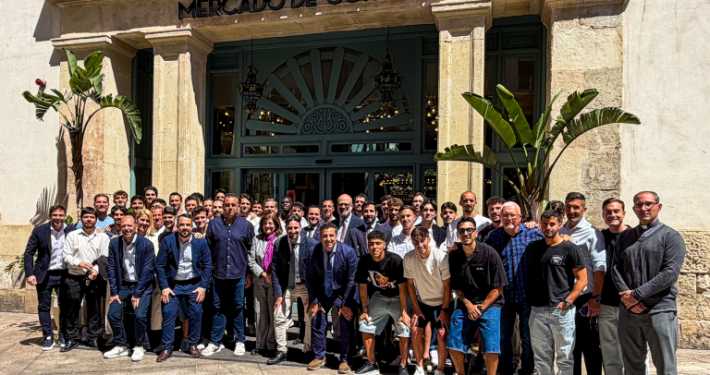 Todos los miembros del primer equipo y la junta directiva con el presidente en el mercado de Correos