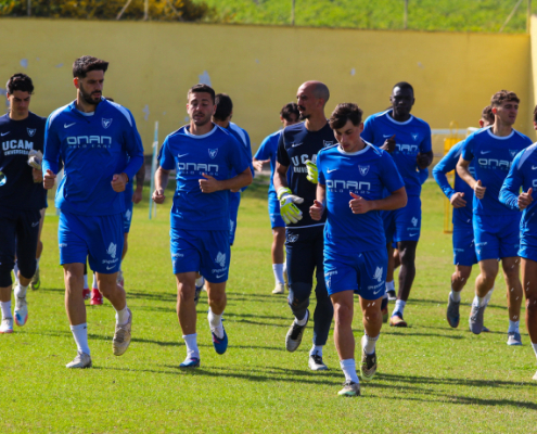 El primer equipo entrena en El Mayayo