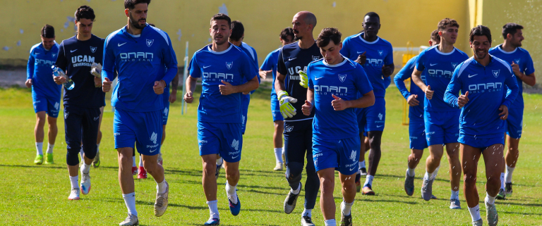 El primer equipo entrena en El Mayayo