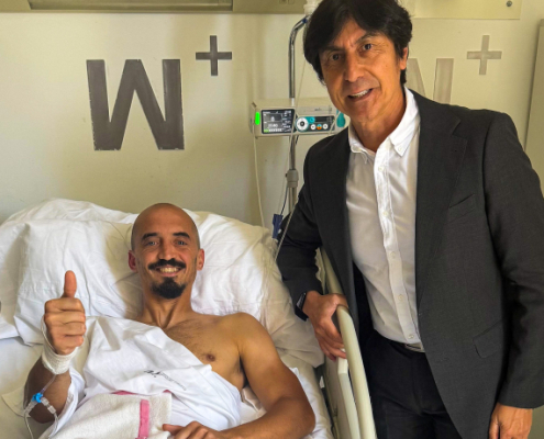 Ackermann y el Dr. Paco Martínez tras la operación realizada en Mesa del Castillo